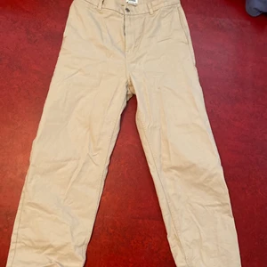 Weekday baggy chinos biege - Bra skick med inga fläckar eller flaws. Kontakta för bild hur dom sitter på. 
