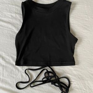 Topp - En jättefin topp ifrån Shein med snören man knyter runt magen 💗