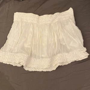 kjol  - Gullig vit kjol som är lite kort då jag är 173! 