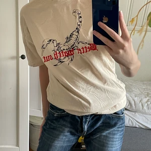 Beige t-shirt med tryck - Säljer denna tröjan från New Yorker då den inte är min stil! Den är i bra skick och har endast används ett fåtal gånger.   25kr + frakt  Storlek: xxs men den är oversized så skulle nästan säga att den är mer som en xs/s 