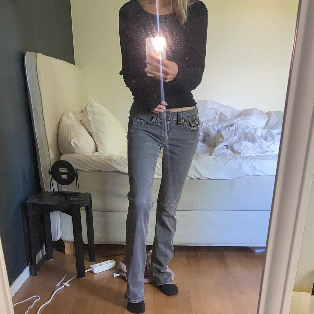 Jättefina grå true religon jeans som jag inte får någon användning för 💗💗. Jeans & Byxor.