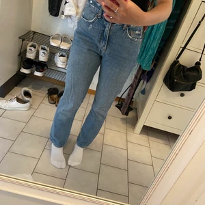 Gina Tricot jeans  - Ljusblåa lite ribbade jeans från Gina Tricot perfect jeans. Momjeans. Tvättas i 30°C. ✨