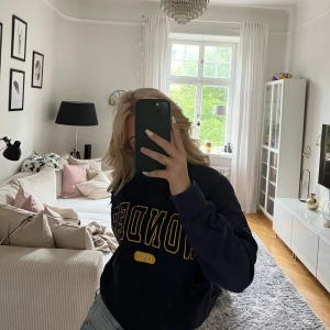 Sweetshirt Gina tricor - Säljer denna cola sweetshirt då det inte är min stil längre. Den har hål i sig som är svårt att visa men köpte den så, det är designen på den. 