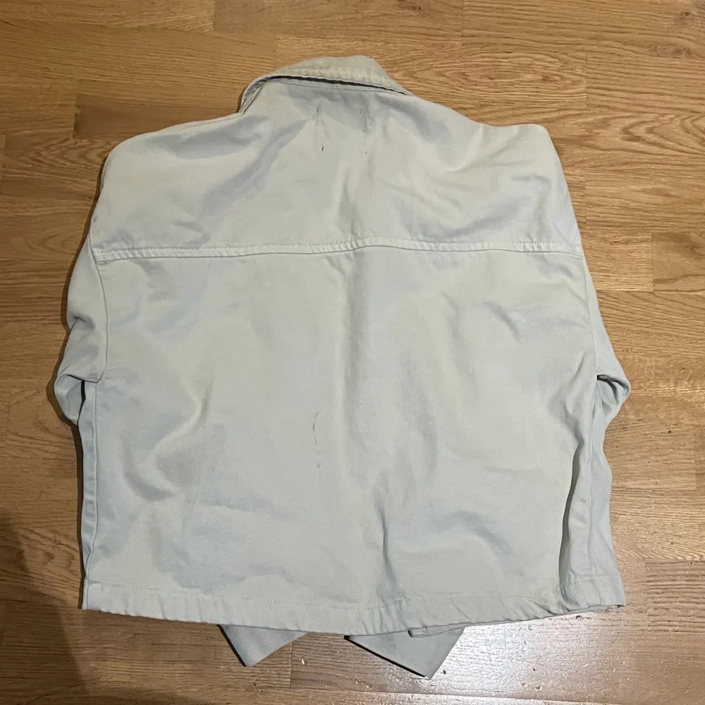 Sååå fin och trendig vår—>höst jacka! Den är i jeansmaterial och mintgröna i färgen Stl. S . Takit.