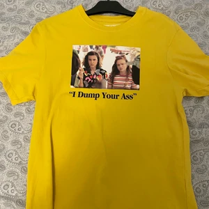 StrangerThings t-shirt - Säljer denna oversized stranger things t-shirten från pull&bear. Köpte på plick för två år sedan och har använts en gång sedan dess. 90kr + frakt💗💗 strl xs men den passar mellan xs-l ☺️☺️