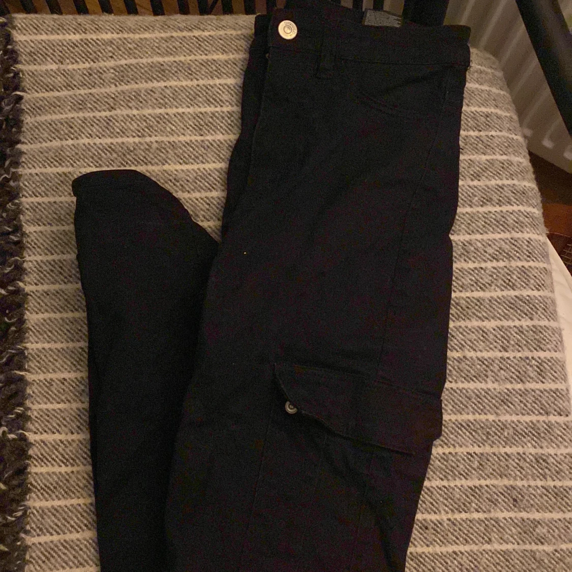 Jeans med fickor på sidorna