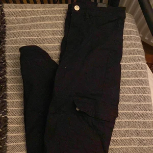 Jeans med fickor på sidorna - Säljer ett par tajta jeans som har fickor på bägge sidorna.