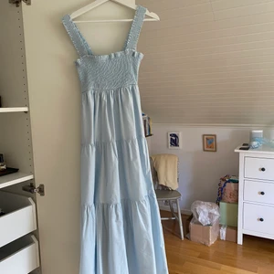 Zara maxiklänning  - Slutsåld klänning från zara! Perfekt skick, använd 1 gång!🫶🏼🫶🏼