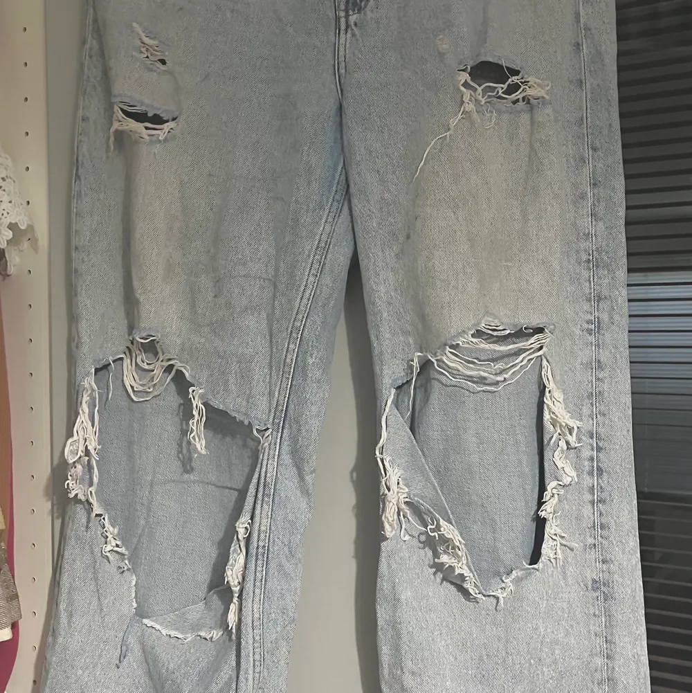  2 Par jeans, köpta på H&M. Första paret (bild 1,2) i stl 44, några missfärgningar. Andra paret (bild 3) i stl 46, lite bättre skick. Välanvända men har inte längre har någon användning av dom så försöker sälja. Helst båda för 200 kr inkl frakt.. Jeans & Byxor.