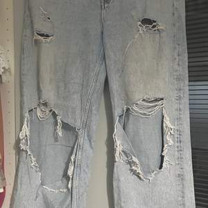  2 Par jeans, köpta på H&M. Första paret (bild 1,2) i stl 44, några missfärgningar. Andra paret (bild 3) i stl 46, lite bättre skick. Välanvända men har inte längre har någon användning av dom så försöker sälja. Helst båda för 200 kr inkl frakt.