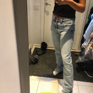 Blåa zara jeans  - Säljer mina ur snygga zara jeans i en ljusblå färg, som jag tyvärr växt ur💞💗💕 Har verkligen älskat dessa👏🏼  köp direkt för 250🤝