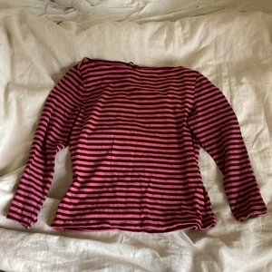 Randig tröja - Randig långärmad tröja! Köpare står för frakt, lappen där storleken står är avklippta men skulle säga typ M/S beroende på hur man vill att den sitter!