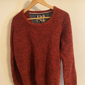 Stickad sweatshirt - Bra skick ing hål/flaws någonstans. Sitter som medium