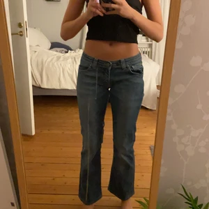 Lowrise jeans - Låga jeans i storlek S!! Säljer då dom är aningen korta på mig! Använda nån gång men kommer ej till nån större användning!
