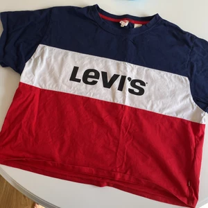 Levis T-shirt  - Levis T-shirt av kortare modell i använt skick.  Köparen står för frakten