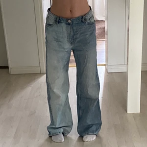 Monki jeans - Säljes då de är för långa och för stora i midjan! Coolt blekta på ena byxbenet och sparsamt använda 🧚🏼‍♀️💕 Kan gå ner i pris vid snabb affär, köpare står för frakt! 💕 Står storlek 9 i dem men skulle säga att de motsvarar M, jag är 165cm lång. 💕
