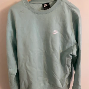 Nike turkos vintage sweatshirt - Bra skick. Inga fläckar, flaws eller liknande och fräsch. Andvänd någon enstaka gång annars helt ny köpt från stadium