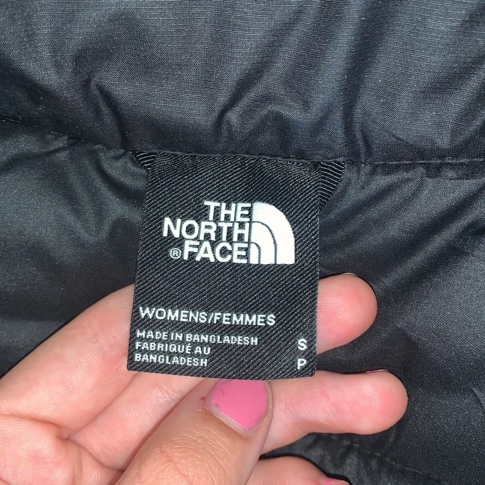 En north face jacka använd en vinter säljer pågrund av att jag inte har användning för den❤️. Jackor.