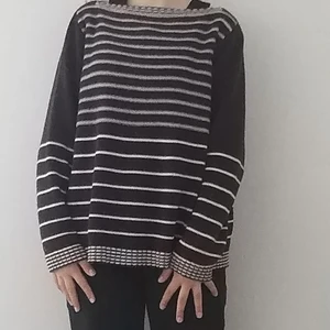 Mörk brun randig stickad tröja oversized - Fin mörk brun randig stickad tröja. Ringningen är rak och den är oversized:) 