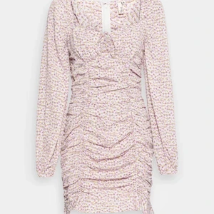 klänning  - jättesöt blommig klänning som är använd 1 gång! (Sytt igen mellan brösten så det ej är en öppning)