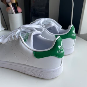 Stan Smith - Ett par helt nya stan Smith sneakers från Adidas, endast testade! Kvitto finns kvar (sista bilden)🥰 Köpte för 1199kr säljer för 599 då jag bara vill bli av med dem!