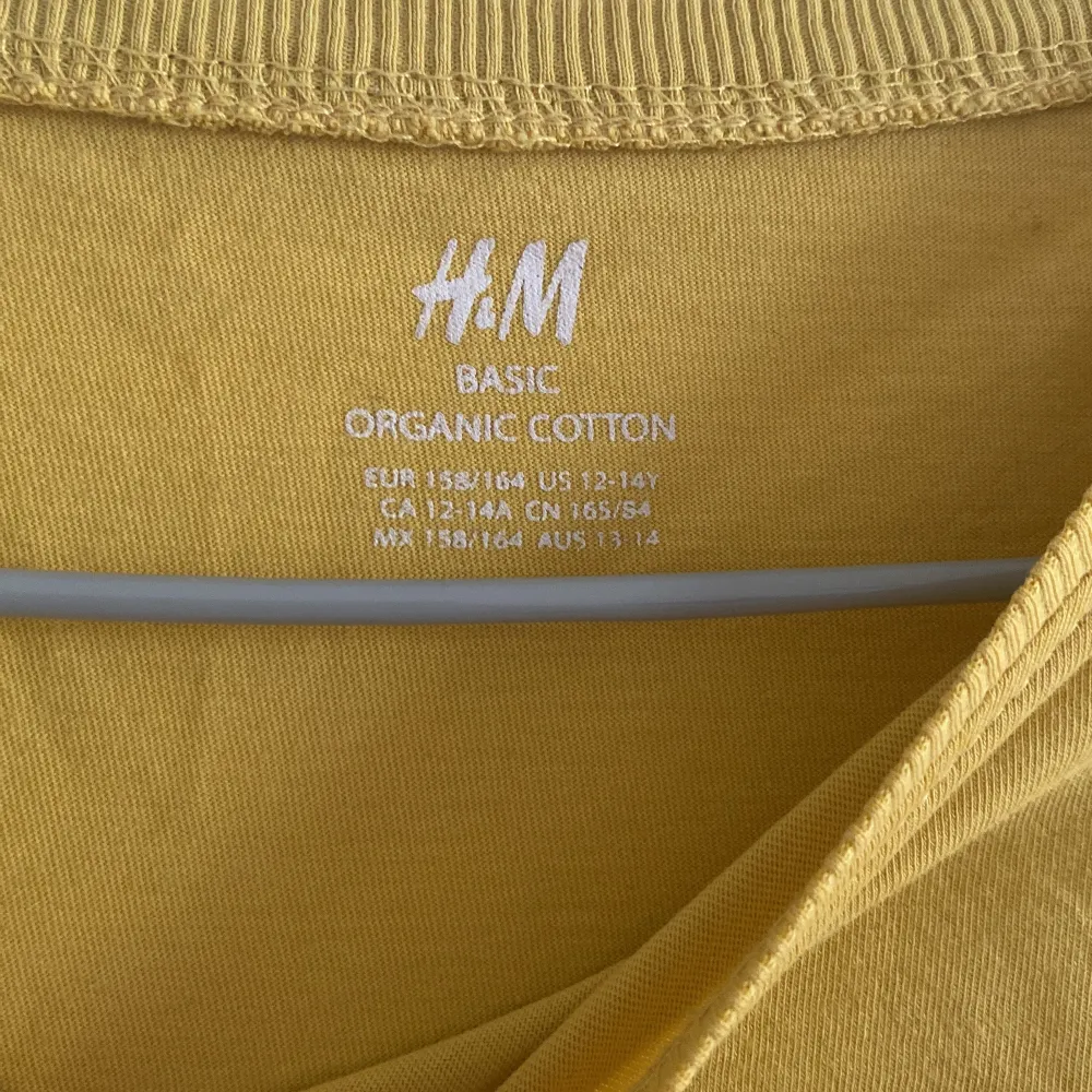 En H&M tröja utan någon skada, inte använd så ofta, bra skick, i storlek 158/164. Skjortor.