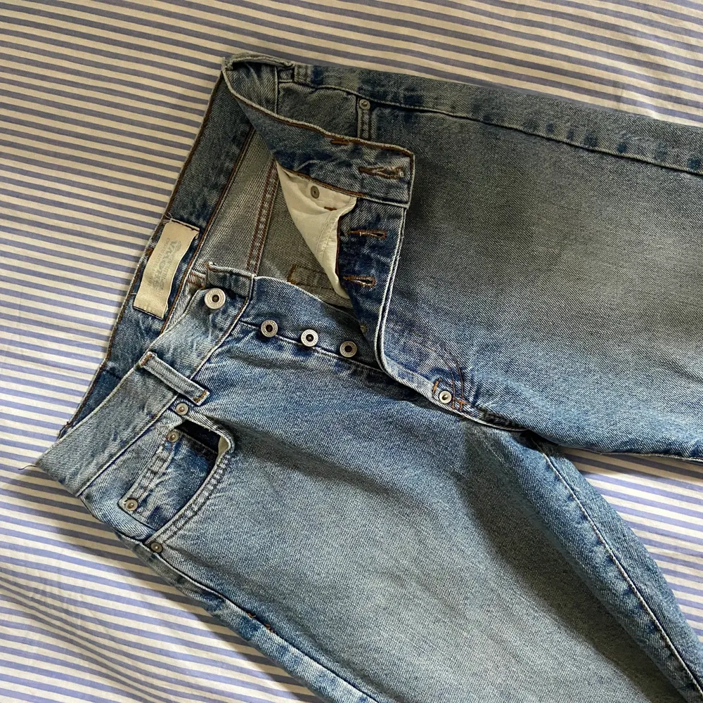 Superfina vintagejeans som tyvärr blivit för små för mig! Sitter tajt på mig som har strl 42, men är nog baggy på ngn med strl 38-40. Är 170 och de är perfekta i längden. . Jeans & Byxor.