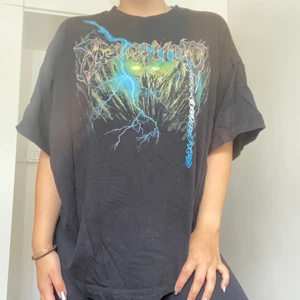 Oversized t-shirt - En superskön oversized t-shirt från weekday. Storleken är xs men är oversized från herravdelningen så sitter som en L i dam skulle jag säga 