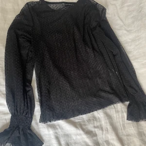 Genomskinlig topp - Topp i genomskinligt typ med prickar på, från Gina Tricot, använd fåtal gånger, i bra skick❤️i