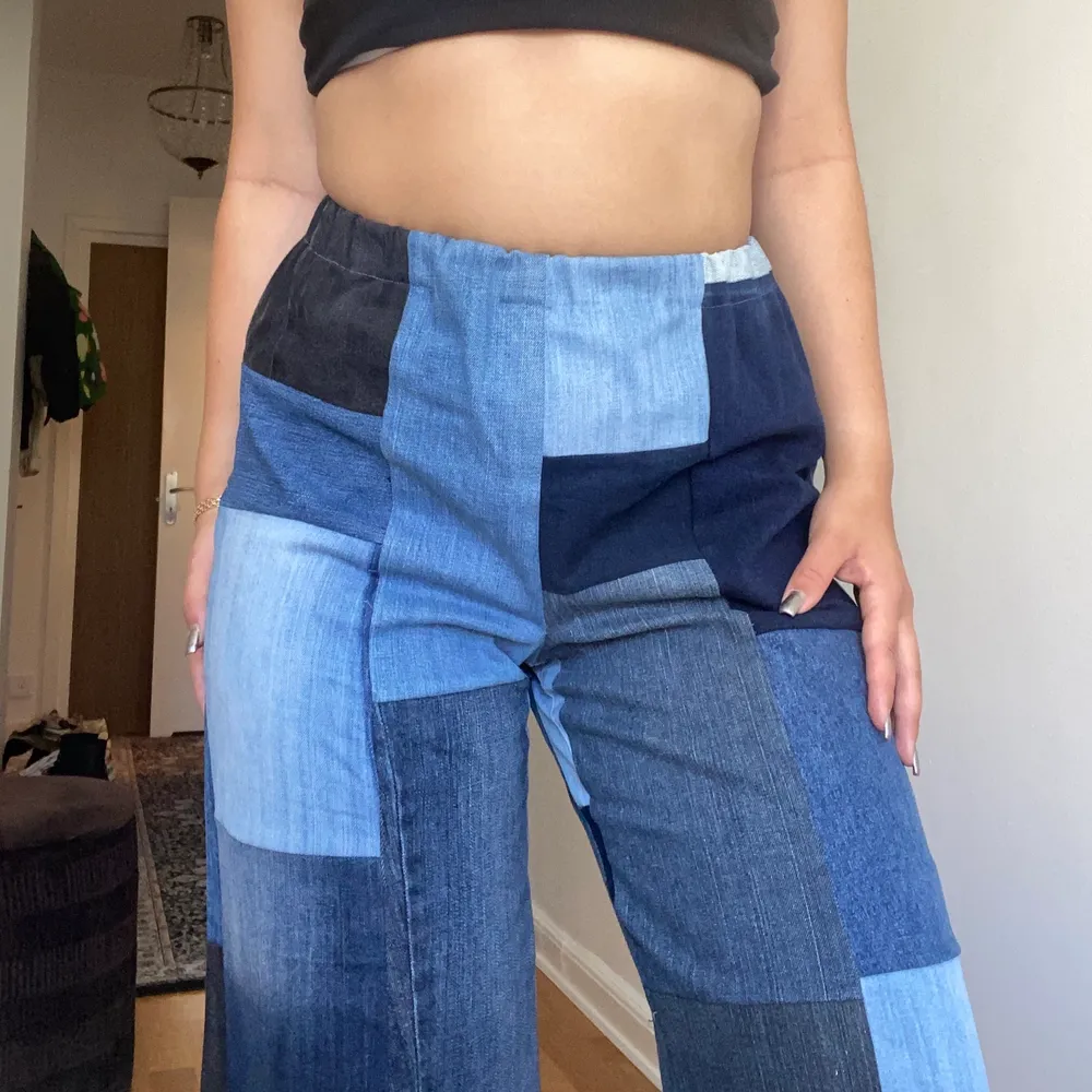 Jeans från remake av stadsmissionen, lappade av återvunnet jeanstyg. Tror jag köpte dessa i medium, långa och passar perfekt på mig som är 170. Skulle gissa på en L32. Jeans & Byxor.