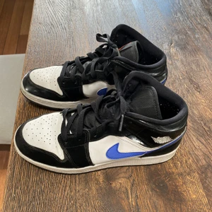 Jordan 1 - Skorna är sålda men jag måste ha kvar annonsen då jag måste vara i kontakt med köparen💕💕