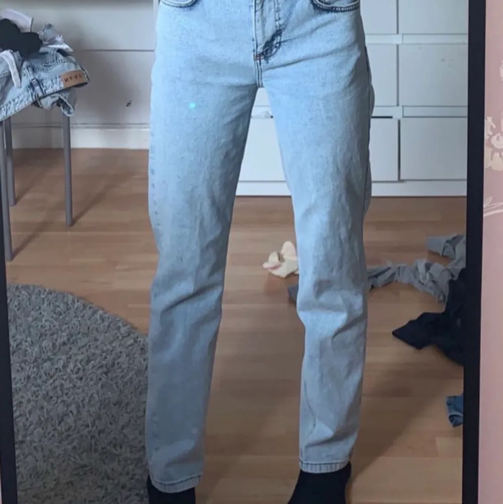 Fina jeans, är 167 lång,  fina Jens, andvända 1 gång, köpta för 360kr  Kontakta mig för mer information💞. Jeans & Byxor.