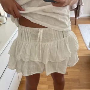 Sjukt fin volangkjol! - Jättefin volangkjol perfekt nu till sommaren! Älskar den men den har tyvärr blivit för liten.  Under kjolen finns inbyggda shorts. Högsta bud får den! OBS! LÅNADE BILDER!!