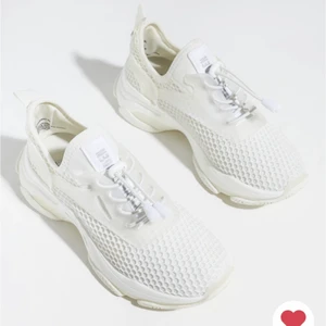Steve madden  - Säljer mina Steve madden mastery sneakers. Använda en gång (2timmar) och säljer för att de va lite för små. Storlek 38 men passar 37. Mycket fint skick. Nypris 1150, mitt pris 750 men diskuterbart vid snabb affär.💓