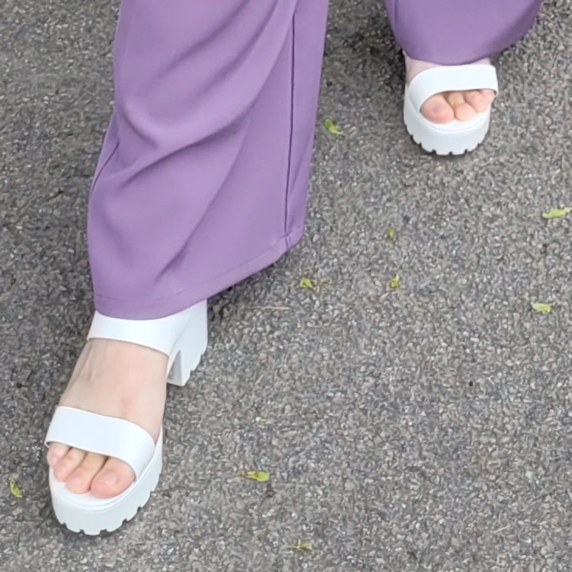 Vita sandaler med lite klack