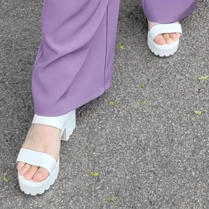 Vita sandaler med lite klack - Säljer dessa skor som jag endast använt en gång pga ej riktigt min stil! De kostade cirka 500kr och säljer de för 200kr! 