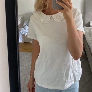 Vit topp - Helt oanvänd topp/t-shirt från Lindex, jätte fin💕