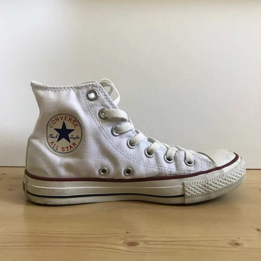 Fina vita converse i strl 37! Säljs för att de aldrig används tyvärr. De är i bra skick förutom att röda färgen har smetats lite på märket på höger sko (se sista bilden). Det är bara att kontakta för fler bilder! Köparen står för frakten❤️☺️. Skor.