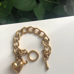 Juicy couture bracelet  - Säljer mitt guldiga juicy couture armband pgr av att den inte kommer till användning, inte äkta guld.