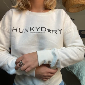 Benvit collegetröja  - Benvit snygg collegetröja med grå text. Sparsamt använd