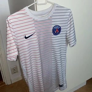 Paris Saint Germain (PSG) - En träningströja från PSG av typen Limited Edition. Storlek S och passar även M om man vill ha den i slim.
