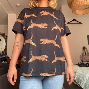 Mönstrad T-shirt  - Mörkblå/svart T-shirt med coolt leopardmönster. Snygg längd men jag föredrar den instoppad i brallorna. Använd med i gott skick!