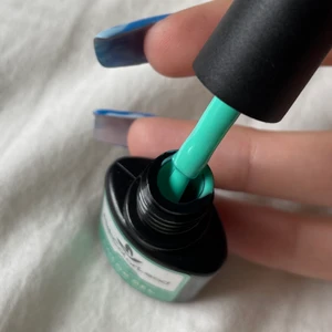 Turkost gel lack  - Turkost jättefint gel lack som används med UV lampa. Endast öppnad, aldrig använt. Säljer massa fler färger så kolla min sida 🦋🦋 GER RABATT VID KÖP AV FLERA LACK <3