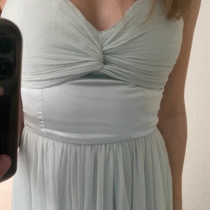 Balklänning - Jättefin bal/aftonklänning i mintgrön färg💚 Jag har ändrat om den lite under bröstet så där är silke istället för tyg. Passar mig (162cm) med 8cm klack, strl 34, från Ginatricot, 150kr+frakt💓💓 (har fler bilder), ser sne ut i ryggen, vilket den inte är!