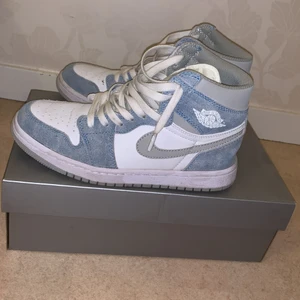 Air Jordan 1 High OG Hyper Royal  - Air Jordan 1 High OG Hyper Royal, storlek 39. Har använt de bara en gång, säljer för att de var liten. 