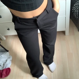 Kostymbyxor  - Säljer mina kostymbyxor från vero moda i storleken xs💗 dom är ej sålda lägger upp igen pga oseriösa köpare buda från 250!💗