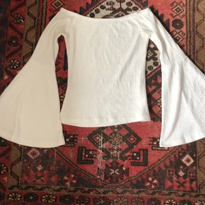 Trumpetärmströja - Tröja med trumpetärmar! Lite tjockare material men inte för varm! Lite nopprig 