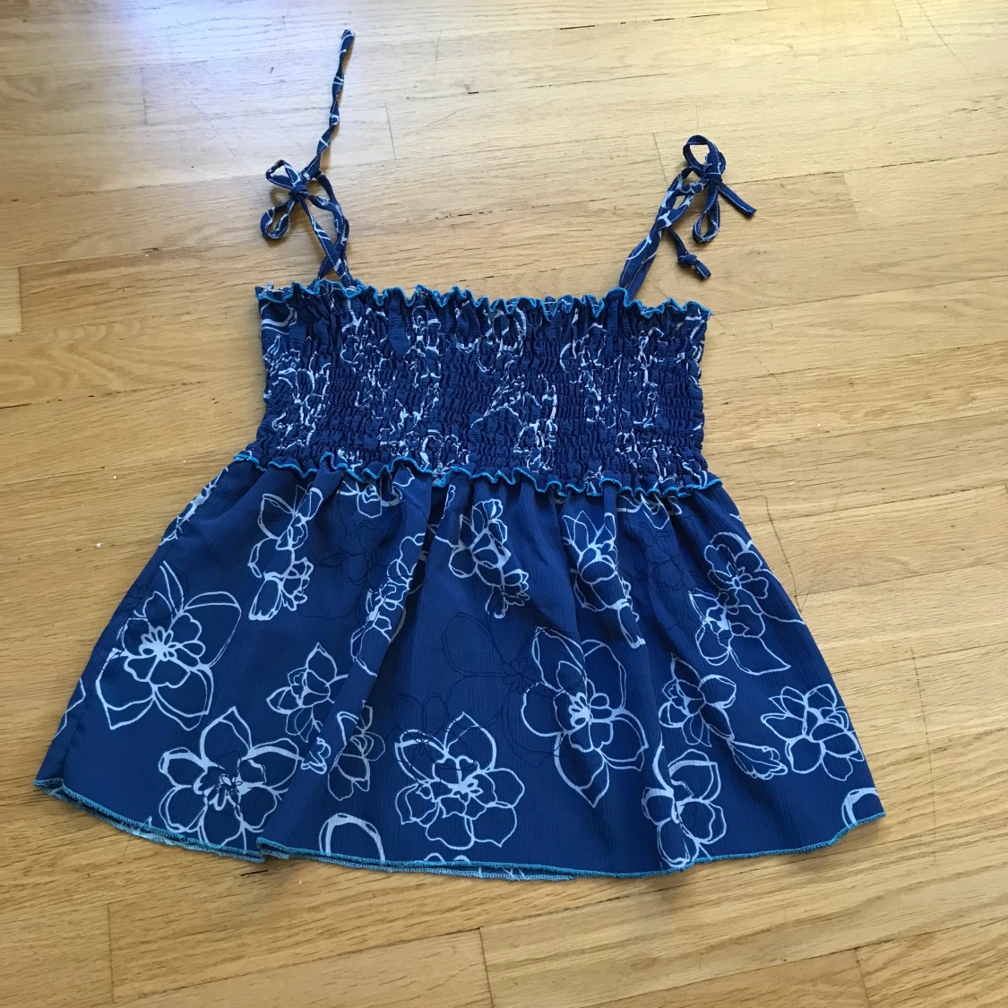 Gullig blå blommig topp