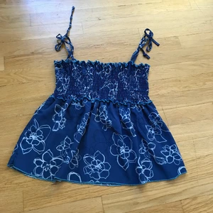 Gullig blå blommig topp - En jätte söt somrig topp‼️💋