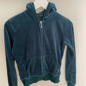 Juicy couture tröja - Tealfärgad tröja i storlek s men snarare xs/s Bra skick inga fläckar! Köparen står för frakten 